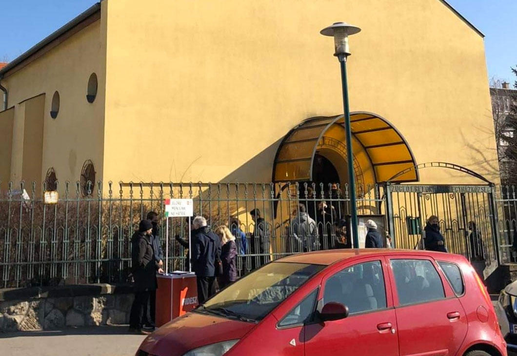 Templom előtt is gyűjtötték az aláírásokat a Fidesz aktivistái