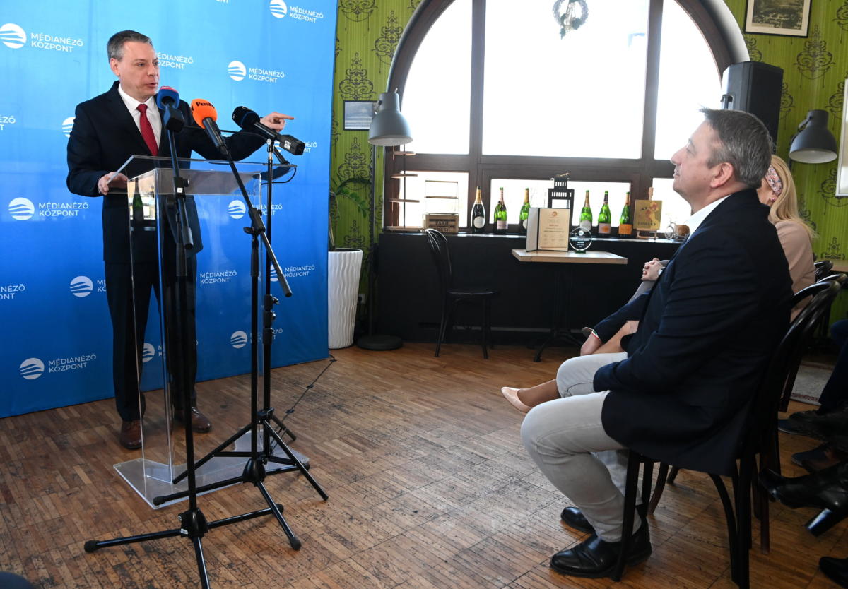 Boros Bánk Levente, a Médianéző Központ igazgatója beszédet mond, mielőtt átadta a központ által alapított Jótollú magyar újságíró díjat Bayer Zsoltnak, a Magyar Nemzet publicistájának (j) a Városliget Caféban 2022. március 10-én.