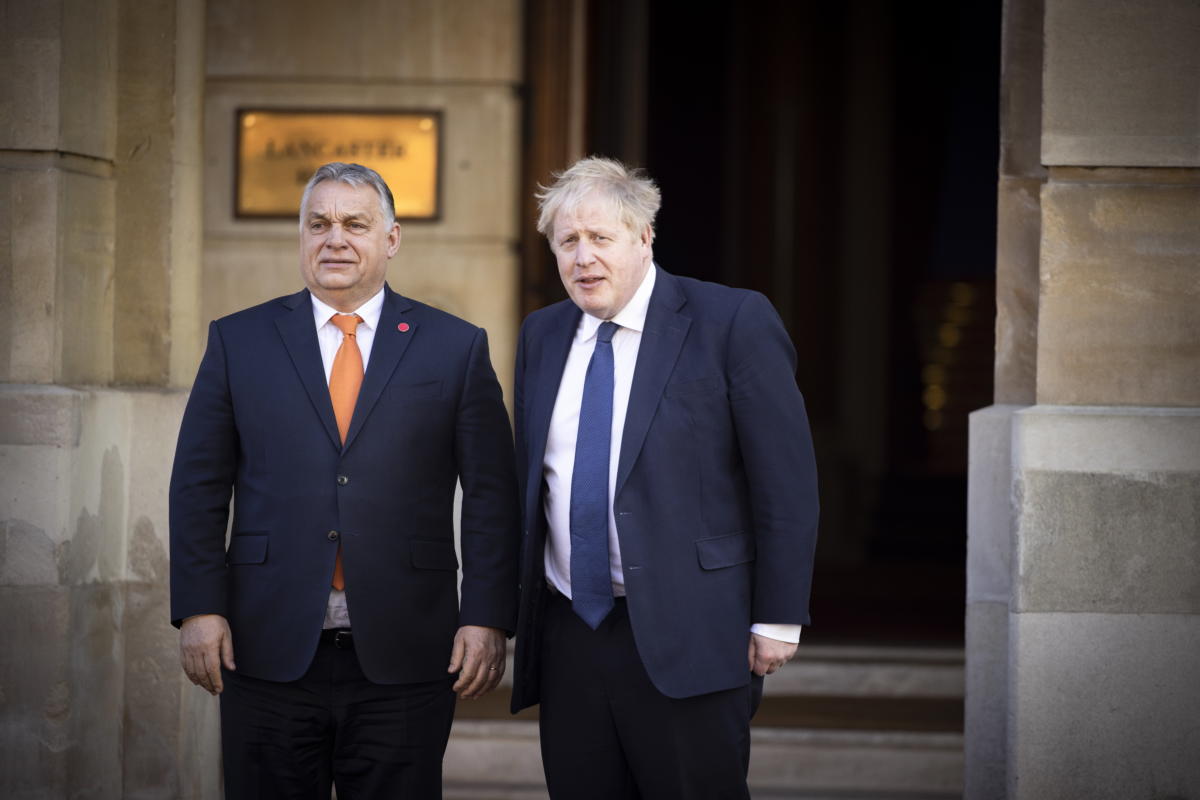 A V4-ek és az Egyesült Királyság csúcstalálkozójára érkező Orbán Viktor kormányfőt (b) fogadja Boris Johnson brit miniszterelnök (j) a londoni Lancaster House előtt 2022. március 8-án.