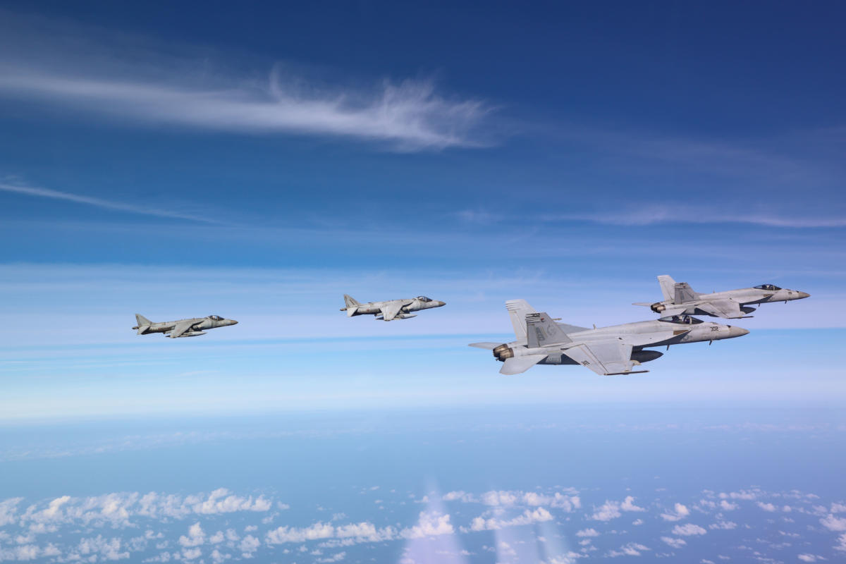 Az amerikai haditengerészet F/A-18E Super Hornetjei és az olasz haditengerészet AV-8B Harrier II repülőgépei repülnek a Földközi-tenger felett.