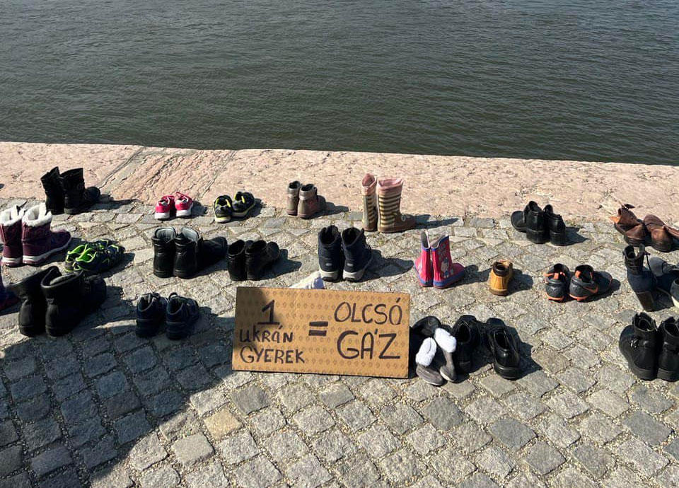 Cipőket tesznek ukránok a Duna-partra, hogy Orbán „gázár” Viktor is megértse