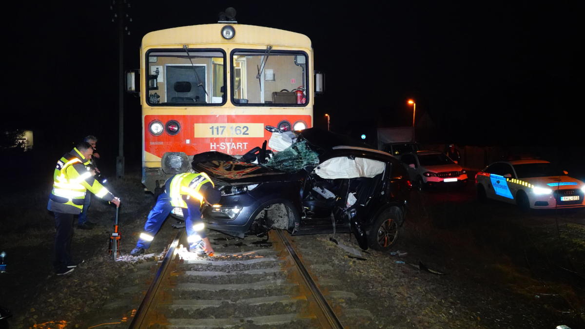 Összeroncsolódott személyautó egy kecskeméti vasúti átjáróban, a Hetényegyházi úton 2022. március 18-án, miután összeütközött egy motorvonattal.