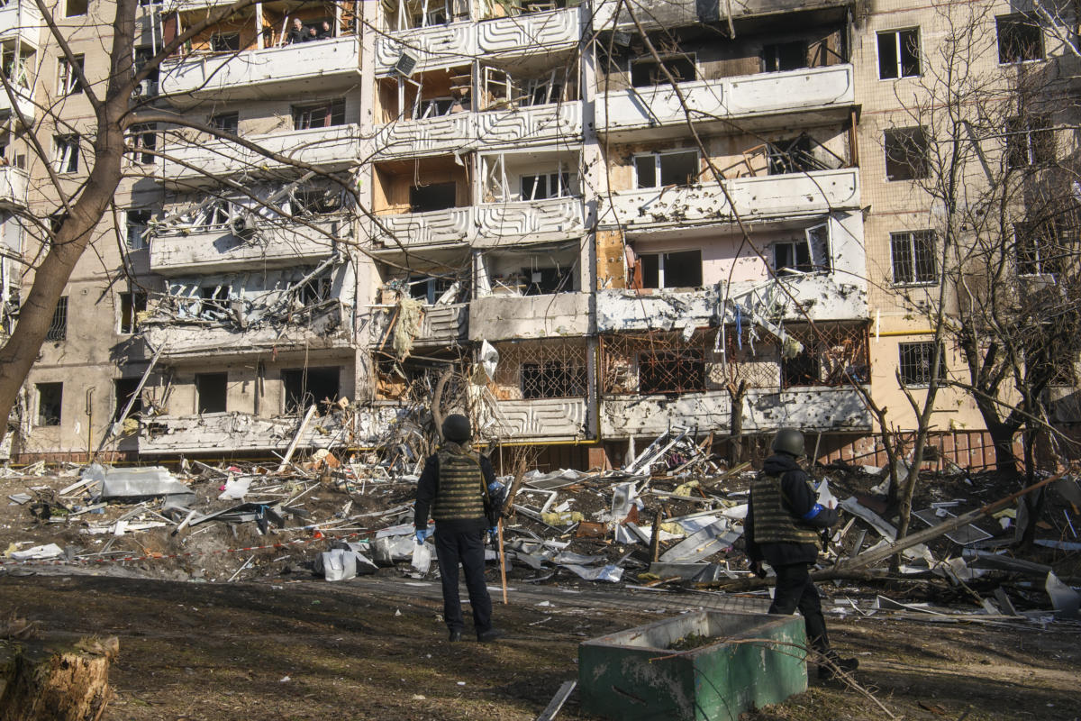 Tüzérségi lövedék által sújtott többemeletes épület Kijev Podil városrészében 2022. március 15-én.