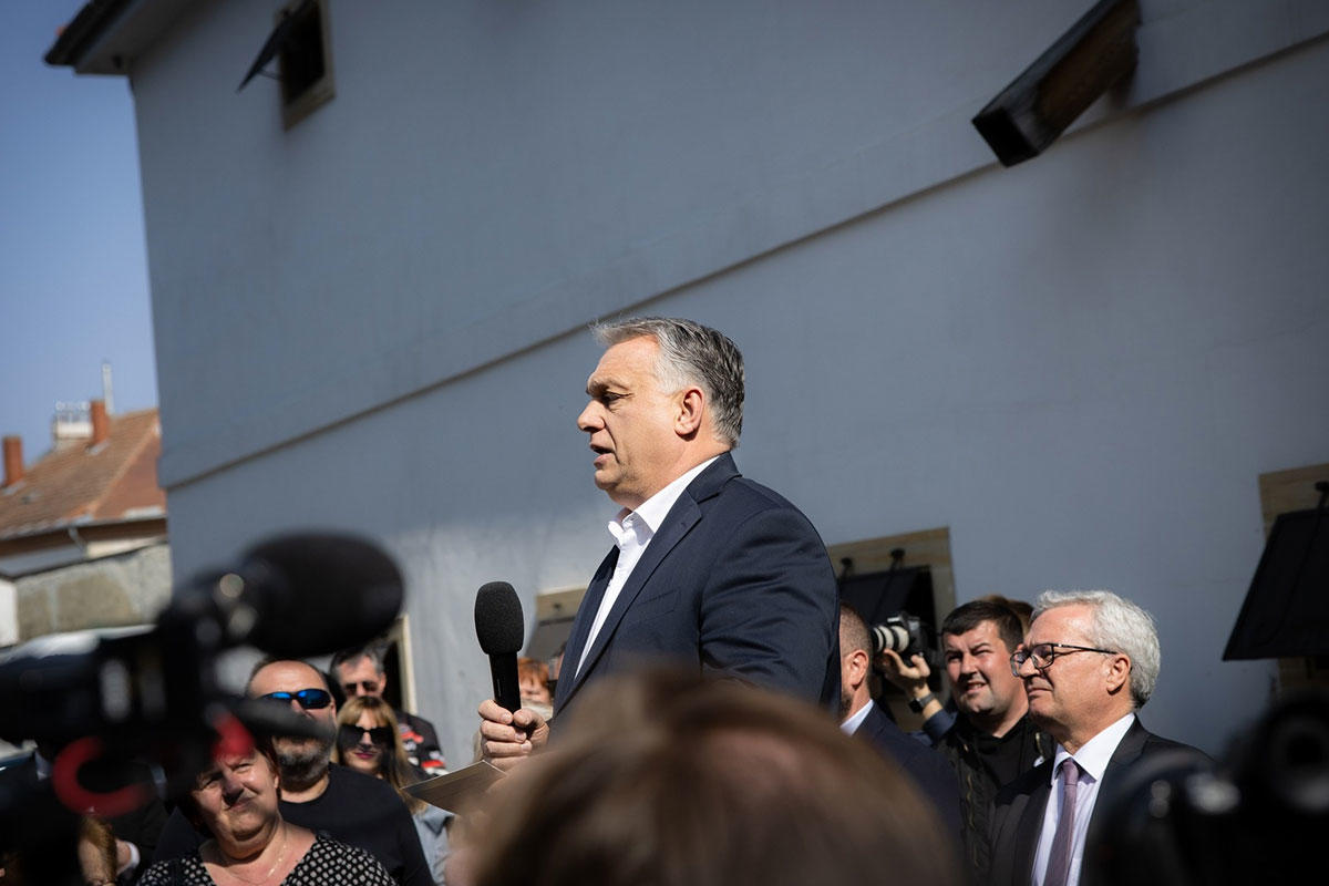 Orbán Viktor bejelenti a zalaiaknak, hogy tizenkét év mindenkivel harcolás után most ő már mégis inkább a békére a garancia.