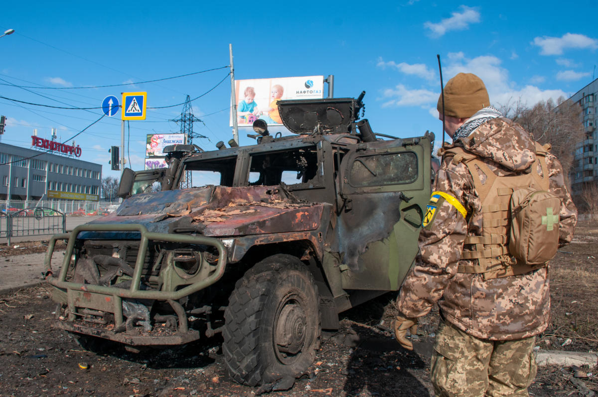 Kiégett orosz páncélozott harcjármű az ukrajnai Harkivban.