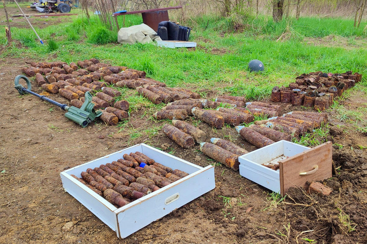 700 kilogramm robbanóeszköz került elő egy családi ház kertjéből Kállón
