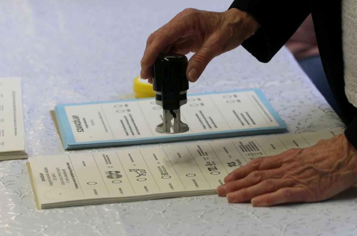 Lepecsételnek egy szavazólapot az országgyűlési választáson és gyermekvédelmi népszavazáson a mezőkövesdi Szent László gimnáziumban kialakított szavazókörben 2022. április 3-án. Borsod-Abaúj-Zemplén megye 7. számú választókerületében tíz egyéni jelölt indult.