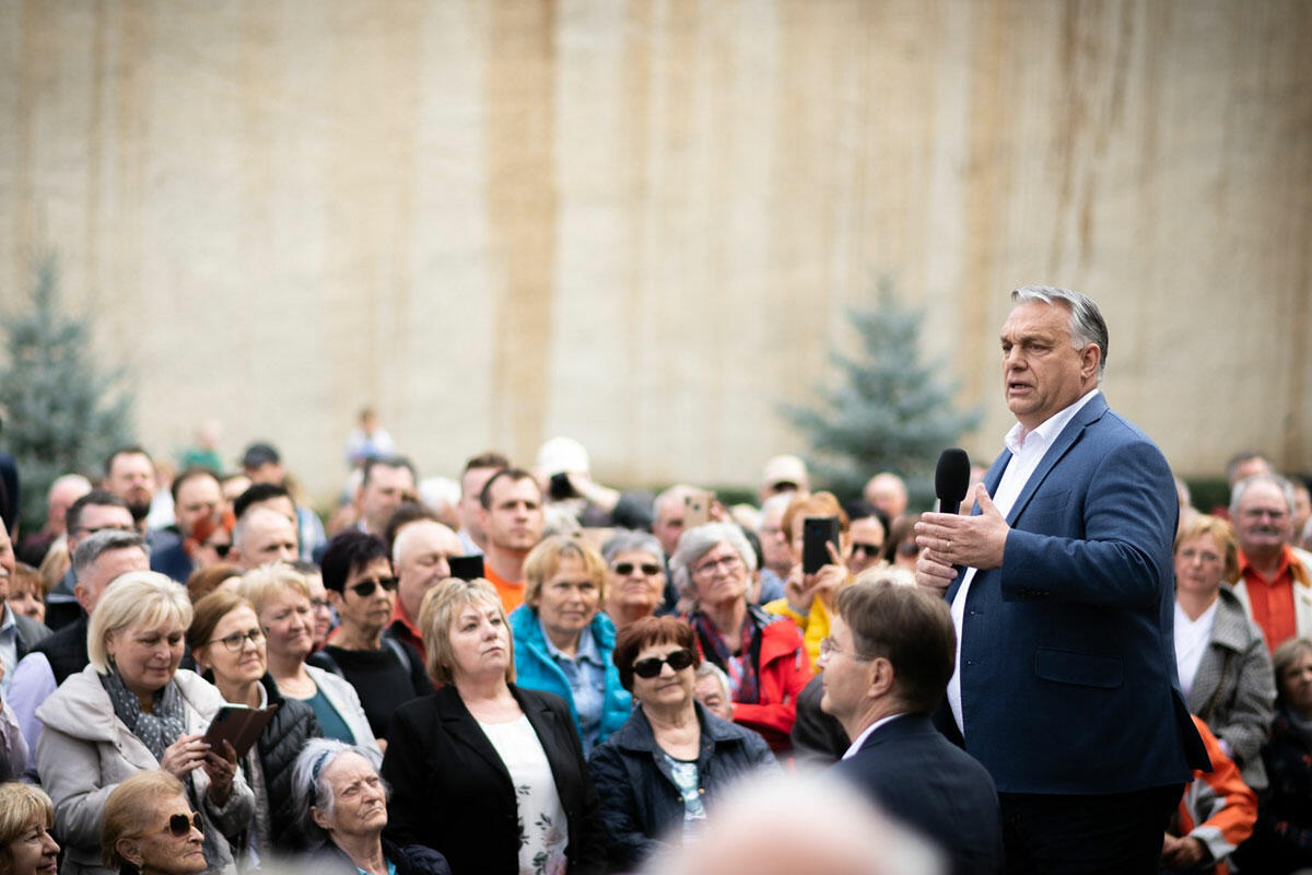 Orbán Viktor egy kisszékre állva szónokol a választási kampányban.