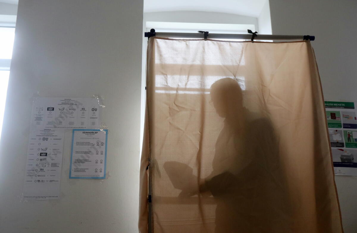 Egy férfi a szavazófülkében a Borsod-Abaúj-Zemplén Megyei 04. számú szavazókörzet 001-es számú szavazókörében az országgyűlési választáson és a gyermekvédelminek csúfolt népszavazáson Debrétén 2022. április 3-án. Debréte a legkisebb szavazókör: 11 helybéli és négy átjelentkezéssel szavazó választópolgár, vagyis összesen 15 fő szerepel a választói névjegyzékben.