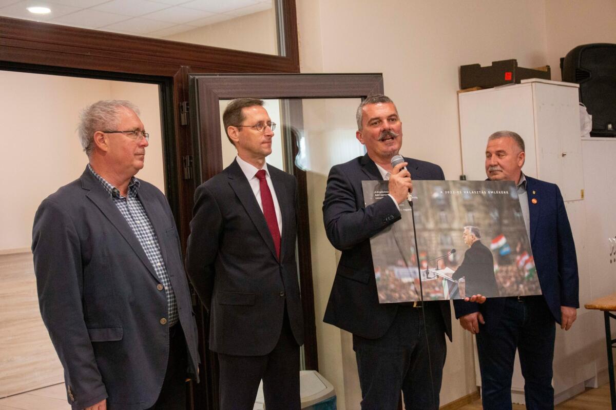 Orbán Viktort ábrázoló méretes képet ajándékozott Varga Mihály egy fideszes parlamenti képviselőnek