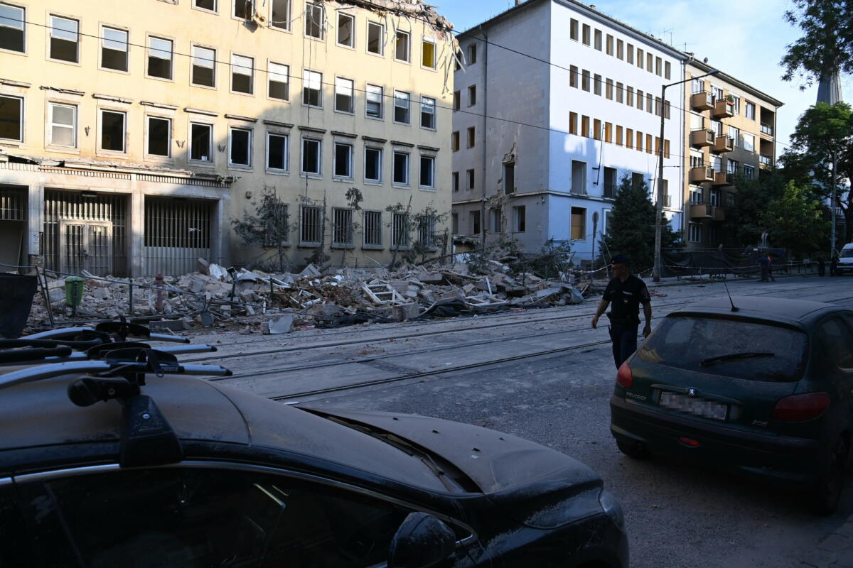 Bontás alatt álló épületről lehullott törmelék Budapesten, a XII. kerületben 2022. május 16-án.