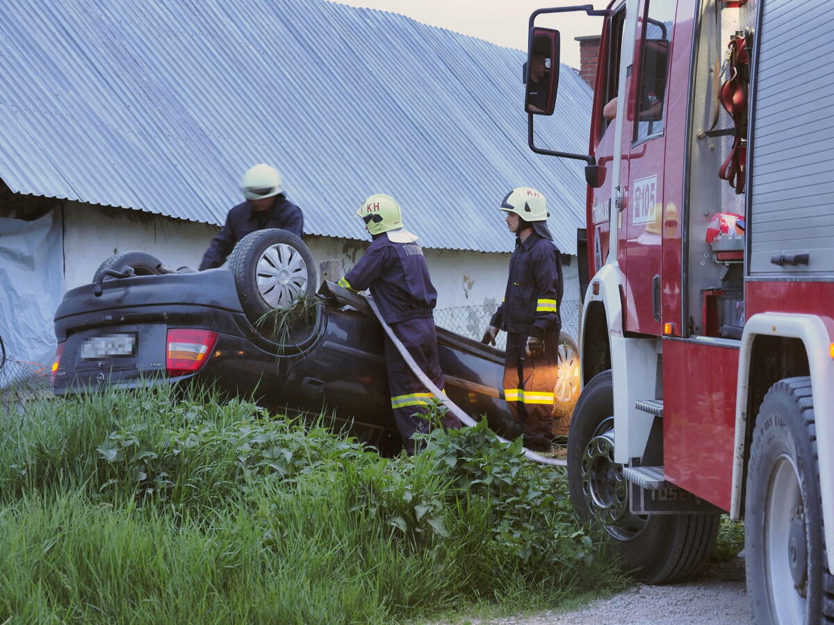 Felborult, összetört személygépkocsi Harkakötönynél 2022. május 7-én este.