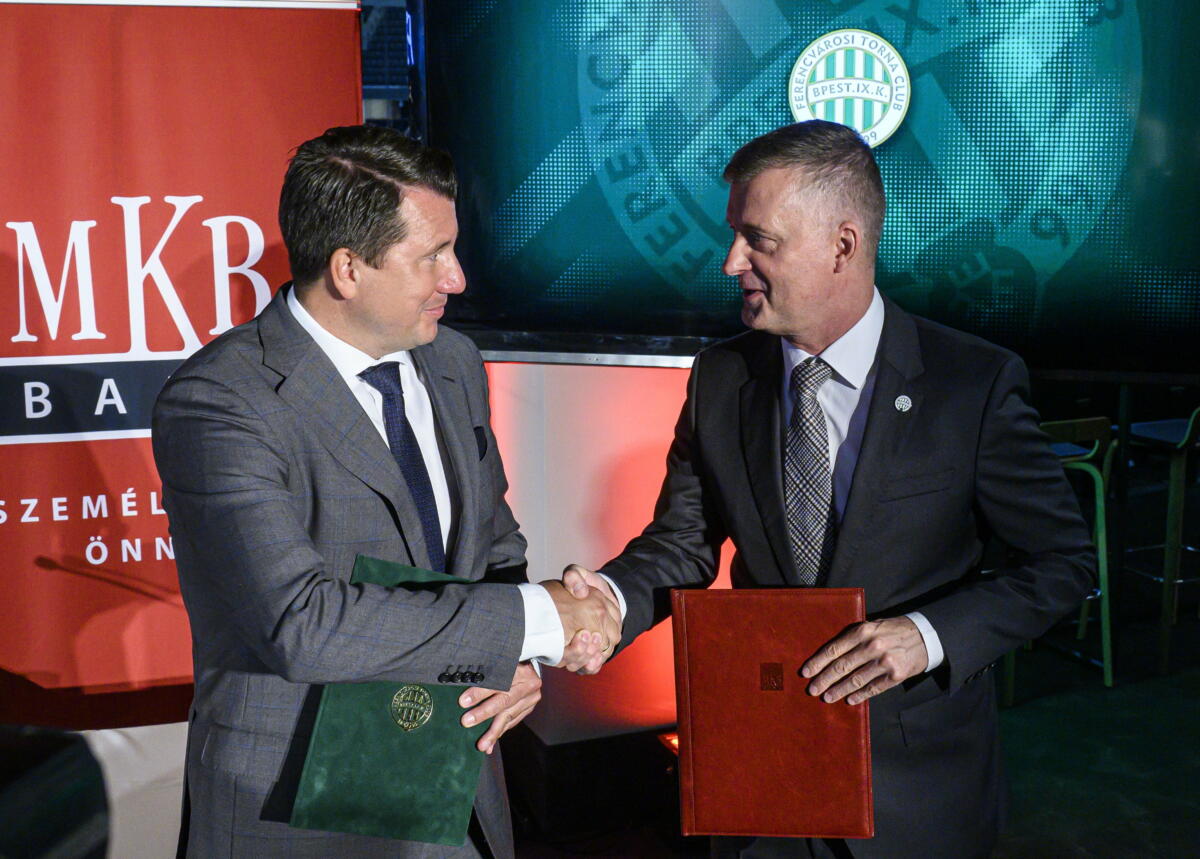 Barna Zsolt, az MKB Bank elnök-vezérigazgatója (b) és Kubatov Gábor, az FTC elnöke kezet fog az MKB Bank és a Ferencvárosi Torna Club közös sajtótájékoztatóján az MVM Dome-ban 2022. május 23-án.