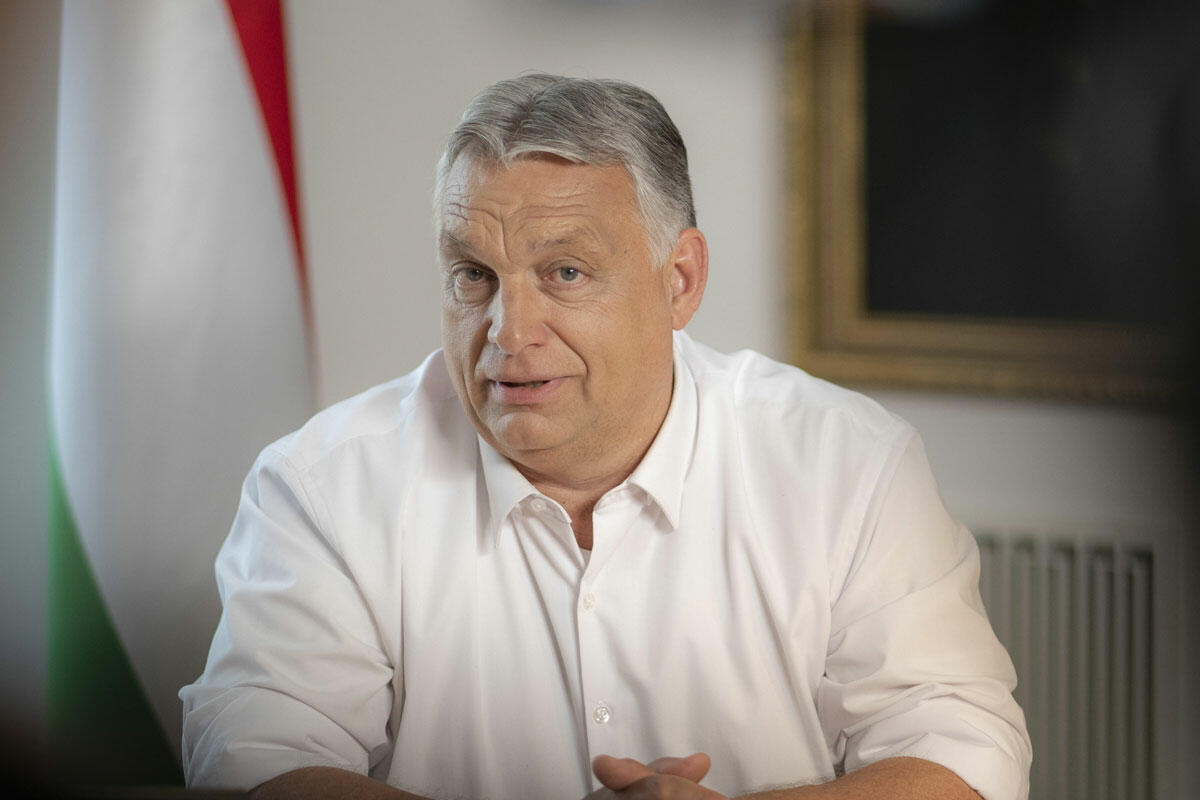 Orbán Viktor kormányfő rezsivédelmi és honvédelmi alap létrehozását jelenti be a Karmelita kolostorban 2022. május 25-én.