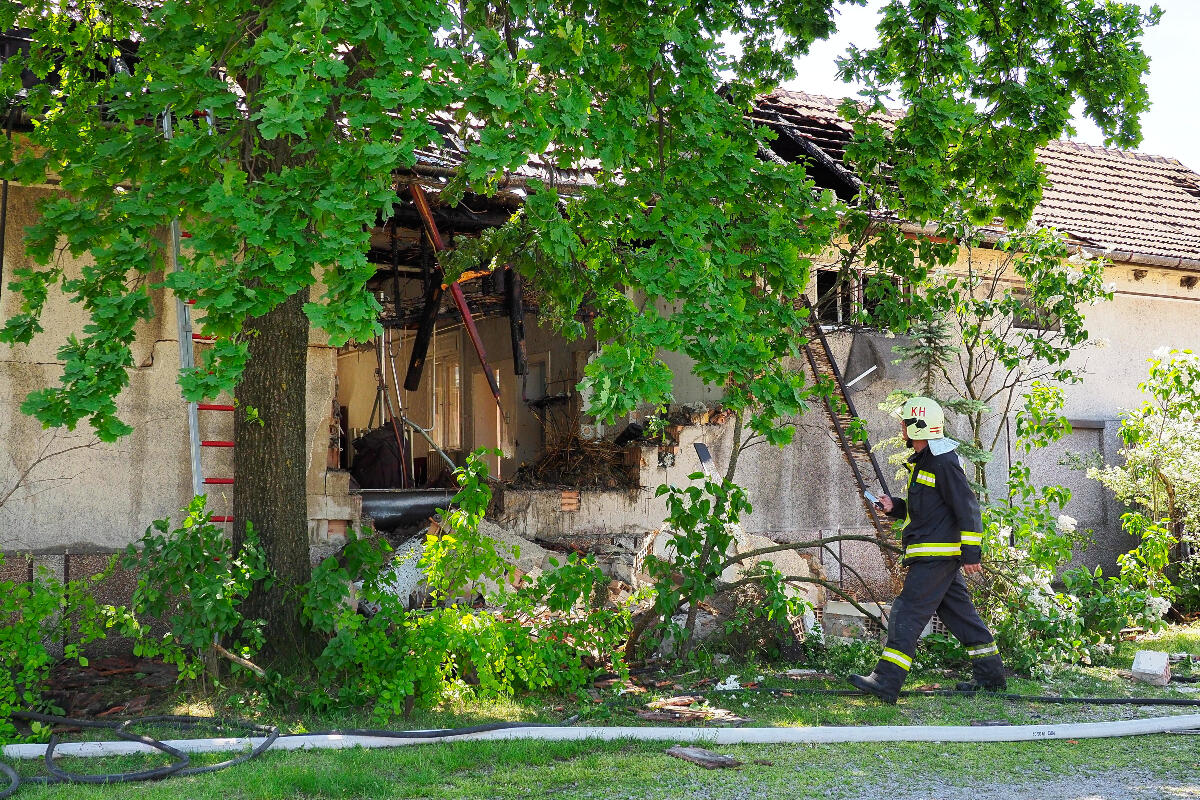 Tűzoltó egy kiskőrösi háznál, miután robbanás történt az épületben 2022. május 14-én.