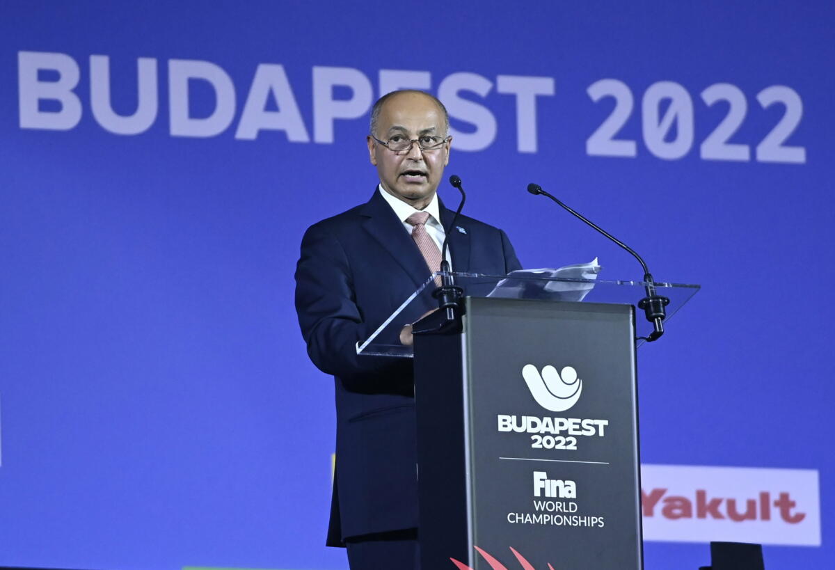 Husszein al-Musszalam, a Nemzetközi Úszó Szövetség (FINA) kuvaiti elnöke beszédet mond vizes világbajnokság nyitóünnepségén a budapesti Duna Arénában 2022.a június 18-án.