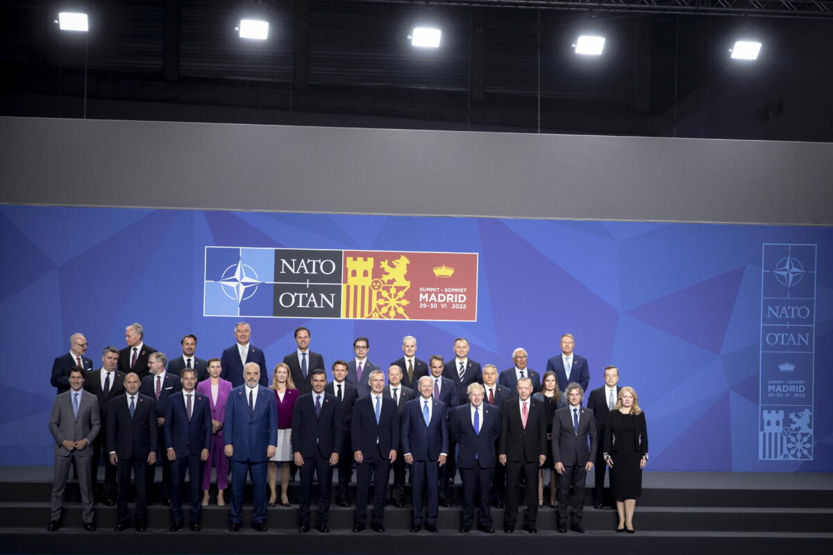 Orbán Viktor miniszterelnök (középső sor, j3) a NATO állam- és kormányfői kétnapos csúcstalálkozójának csoportképén Madridban az első napon, 2022. június 29-én. Elöl középen Jens Stoltenberg NATO-főtitkár (b6), mellette balról Pedro Sánchez spanyol kormányfő, jobbról Joe Biden amerikai elnök.