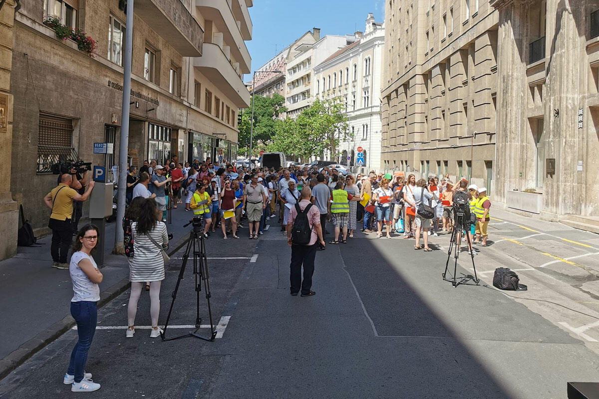 Tanárok a PDSZ 2022. június 11-i demonstrációján Budapesten, a Szalay utcában.