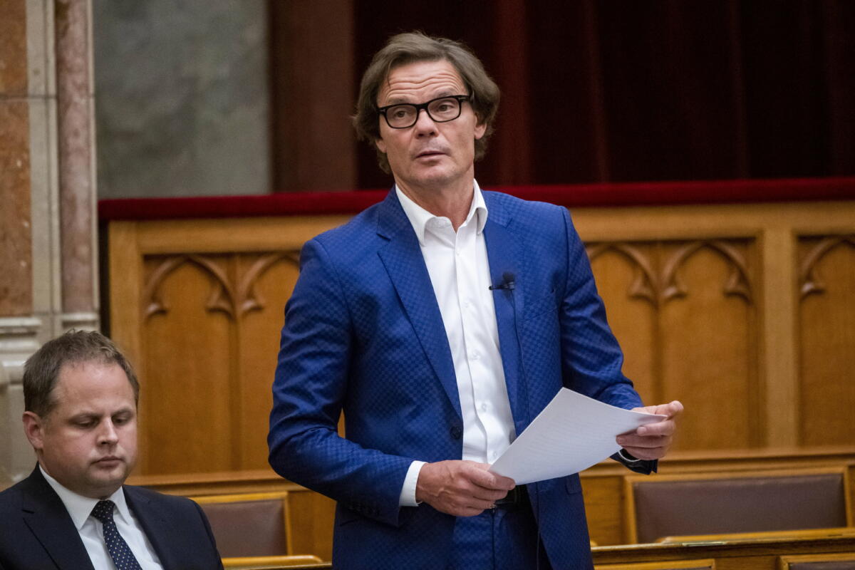 Bánki Erik, az Országgyűlés gazdasági bizottságának fideszes elnöke felszólal az Országgyűlés rendkívüli plenáris ülésén 2022. július 11-én.