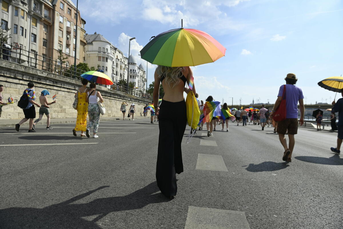 A 27. Budapest Pride résztvevői vonulnak a Margit híd irányában, az alsó rakparton 2022. július 23-án.