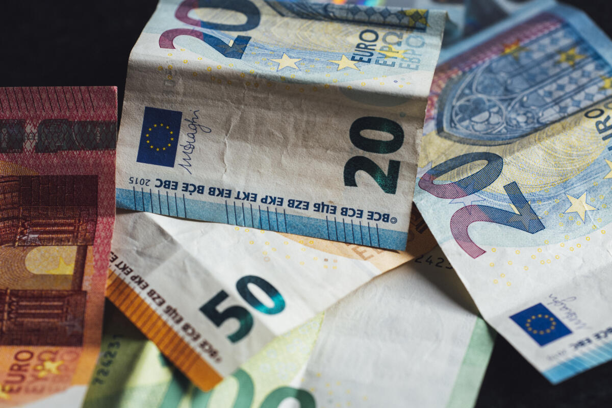 Szakad minden: átlélpte a 405 forintot az euró, a dollárral szemben is új negatív csúcs