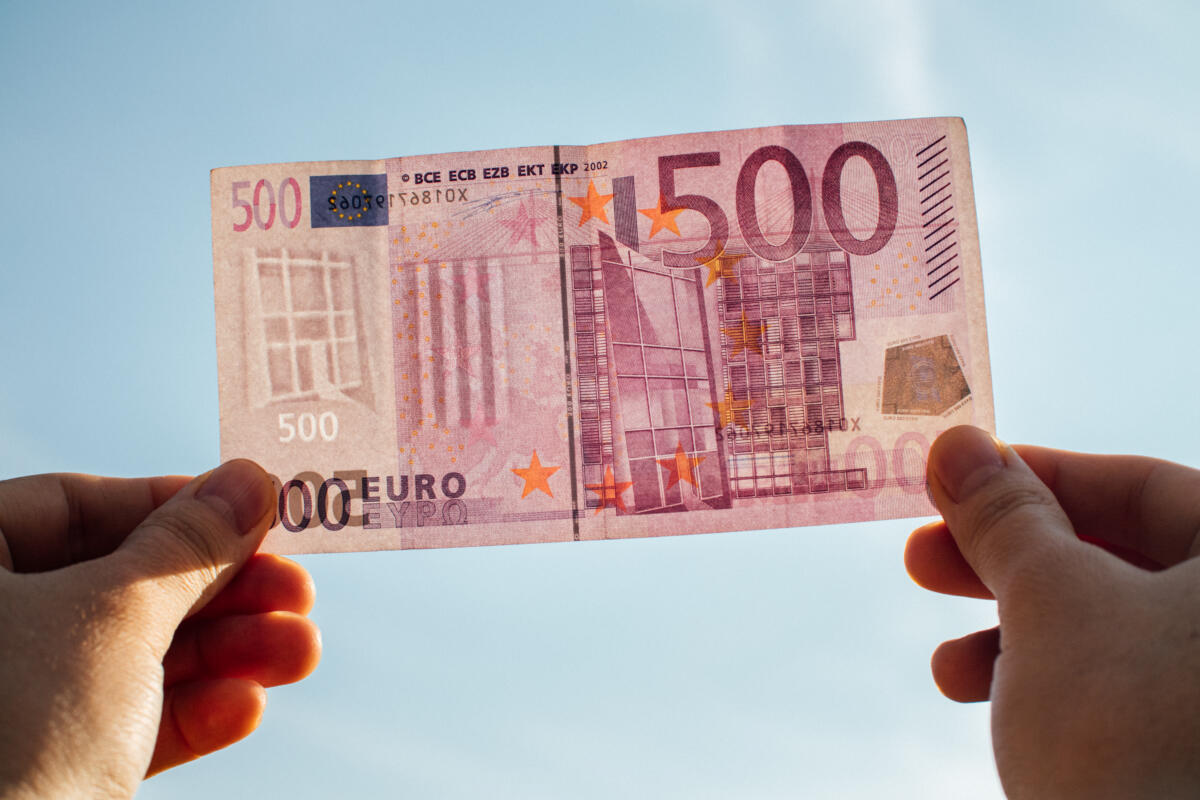 Szabadesés: már 409,6 forint egy euró