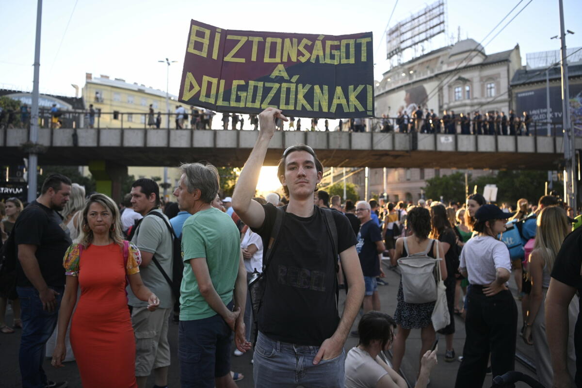Résztvevők budapesti Nyugati téren tartott tüntetésen, amelyen a kisadózó vállalkozók tételes adója megszorítása ellen tiltakoztak Budapesten 2022. július 13-án.