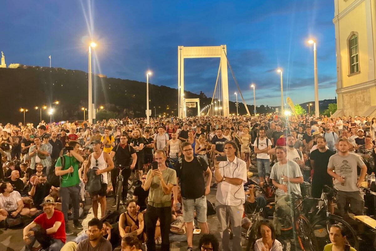 „Mocskos Fidesz! Mocskos Fidesz!” – Lezárták az Erzsébet hidat a tüntetők a Kutyapárt „grillpartiján”