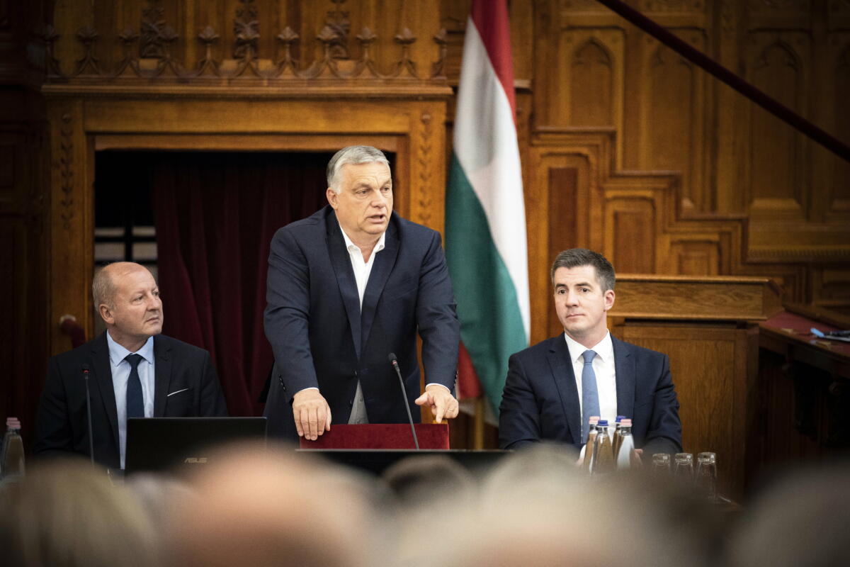 Orbán Viktor (k) az elhúzódó háború miatt kialakult európai gazdasági válságról, a háborús inflációról és az energiaárak alakulásáról ad tájékoztatást a Fidesz és a KDNP-frakciónak a parlamentben 2022. július 11-én.