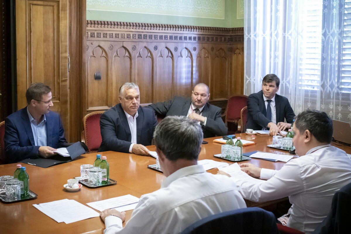 Orbán Viktor miniszterelnök (szemben, b2) az energia-veszélyhelyzetről és a rezsicsökkentés megvédéséről összehívott egyeztetésen a Parlamentben 2022. július 19-én.