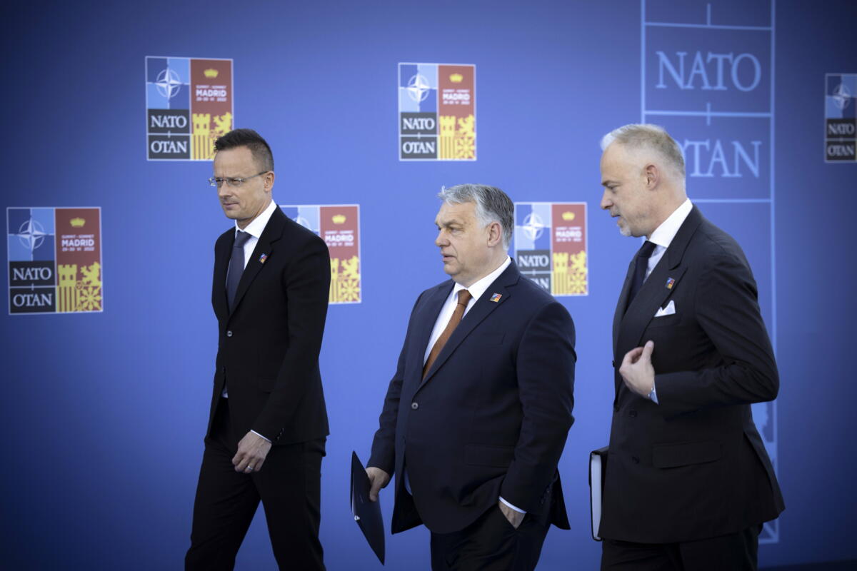Orbán Viktor kormányfő (k), Szijjártó Péter külgazdasági és külügyminiszter (b) és Szalay-Bobrovniczky Kristóf honvédelmi miniszter a NATO állam- és kormányfői kétnapos madridi csúcstalálkozójának második napján, 2022. június 30-án.