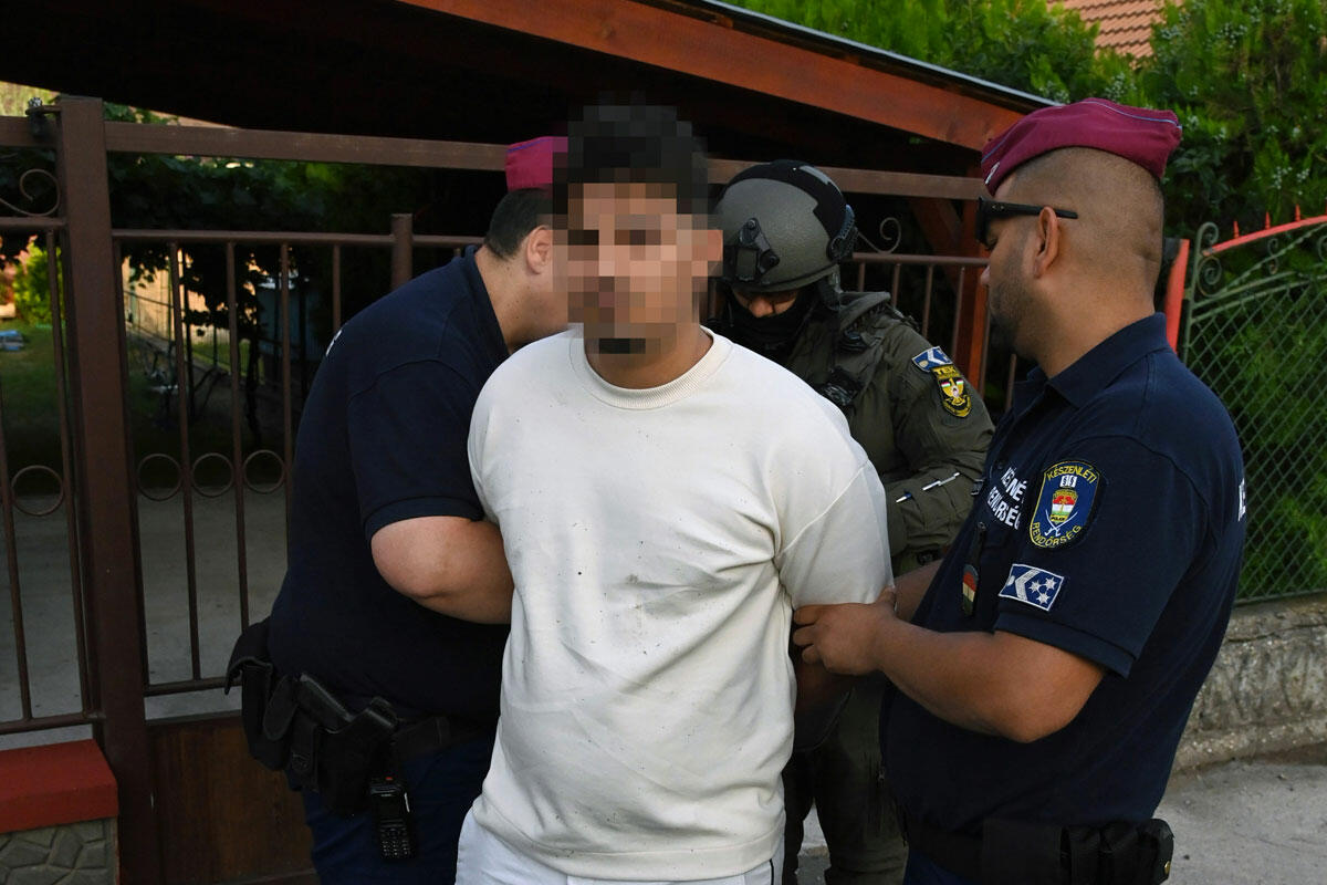 A Terrorelhárítási Központ munkatársa és rendőrök elfognak egy férfit Budapesten 2022. június 29-én. A férfi egyike azoknak, akiket súlyos fenyegetéssel elkövetett zsarolás bűntettével gyanúsítanak.