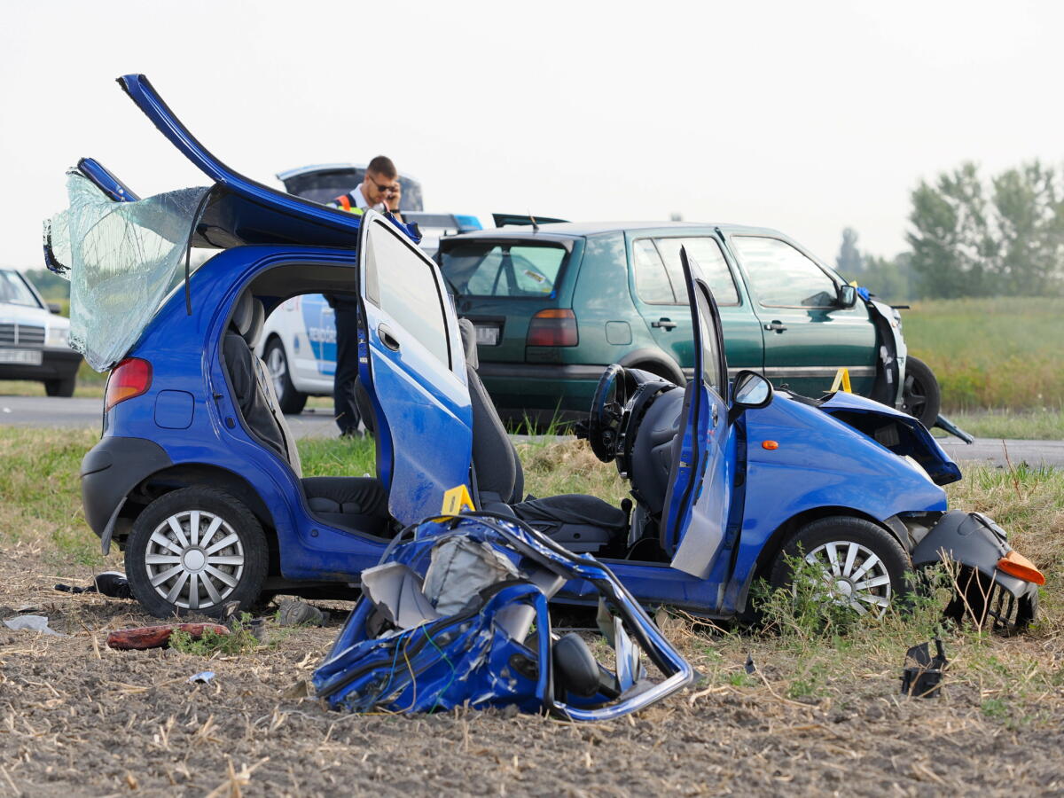 Összeroncsolódott személyautó a Bács-Kiskun megyei Apostagnál, ahol a gépjármű egy másik személygépkocsival frontálisan összeütközött 2022. augusztus 15-én.