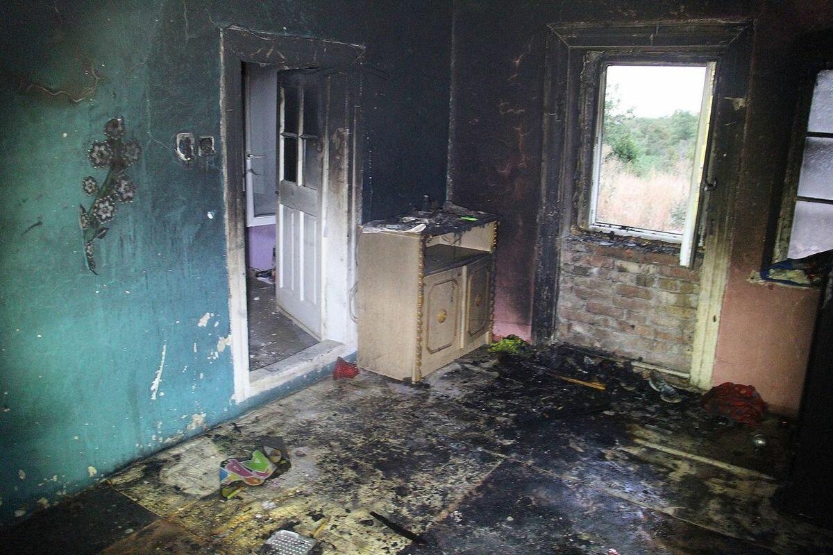 A felgyújtott szoba a rendőrség fotóján.
