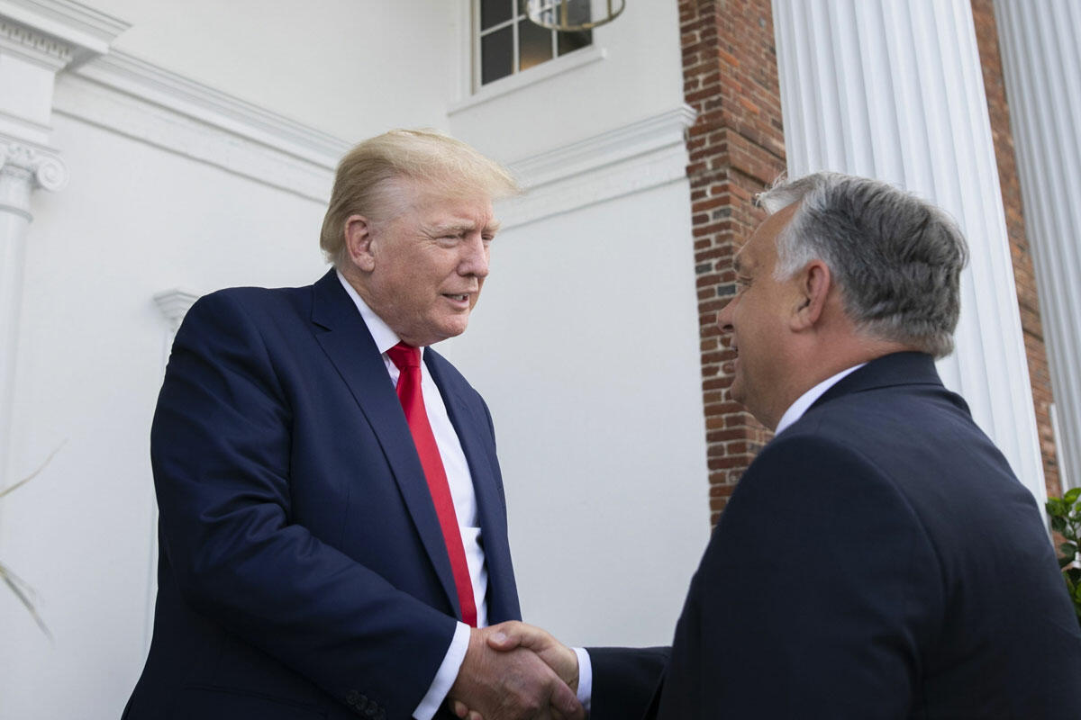 Orbán Viktor miniszterelnök (j) és Donald Trump (b) találkozója a korábbi amerikai elnök New Jersey állambeli bedminsteri birtokán 2022. augusztus 2-án.