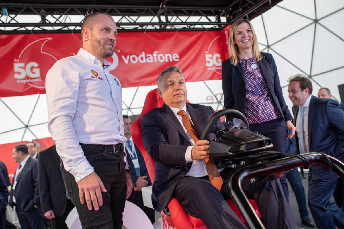 Orbán Viktor kormányfő a Vodafone autóját vezérli távvezérléssel, egy szimulátorral 2019. május 20-án.