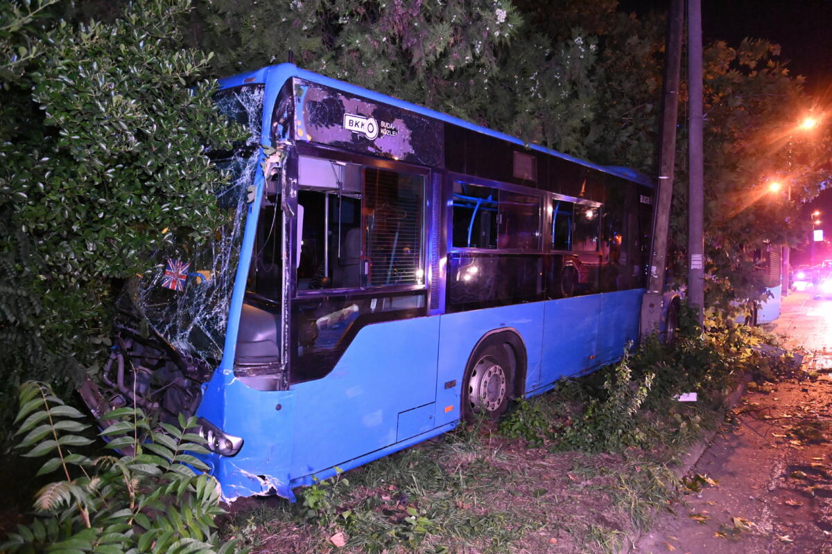 Az útról lesodródott, kerítésnek ütközött autóbusz a XXI. kerületben, az Erdősor utcában 2022. szeptember 5-én.
