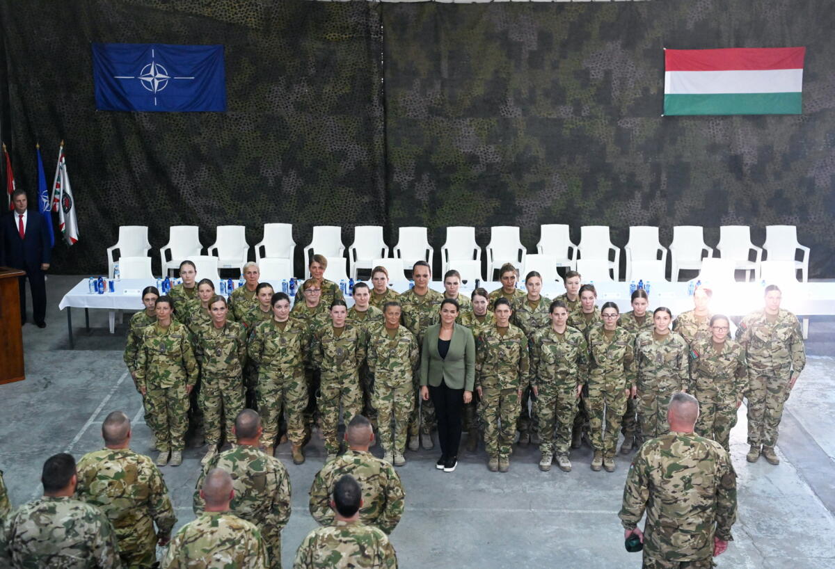 Novák Katalin köztársasági elnök a NATO koszovói missziójában (KFOR) szolgáló magyar katonáknál tett látogatásán csoportképen a magyar kontingens női tagjaival a Novo Selo-i táborban 2022. szeptember 13-án.