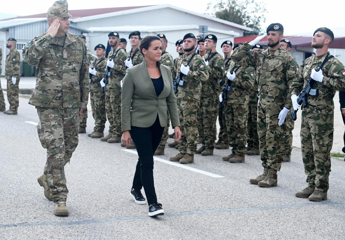 Novák Katalin köztársasági elnök (k) a NATO koszovói missziójában (KFOR) szolgáló magyar katonáknál tett látogatásán a Novo Selo-i táborban 2022. szeptember 13-án.