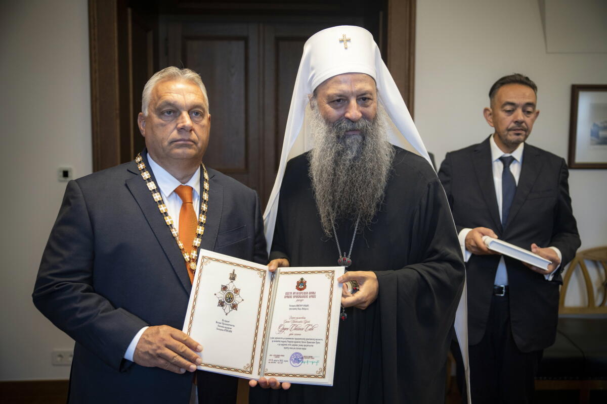 Porfirije szerb ortodox pátriárka (k) átadja a Szent Száva Érdemrend arany fokozata kitüntetést Orbán Viktor miniszterelnöknek (b) a Karmelita kolostorban 2022. szeptember 5-én.