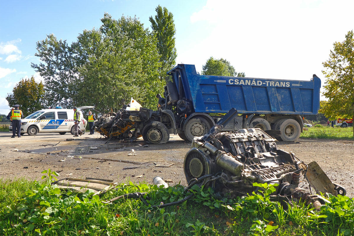 Ütközésben összeroncsolódott kamion Kalocsánál 2022. október 3-án.