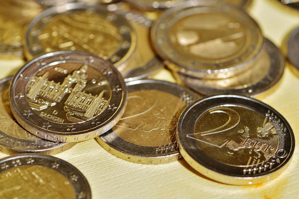 Egy maréknyi apró euróban, ezrek magyar forintban.