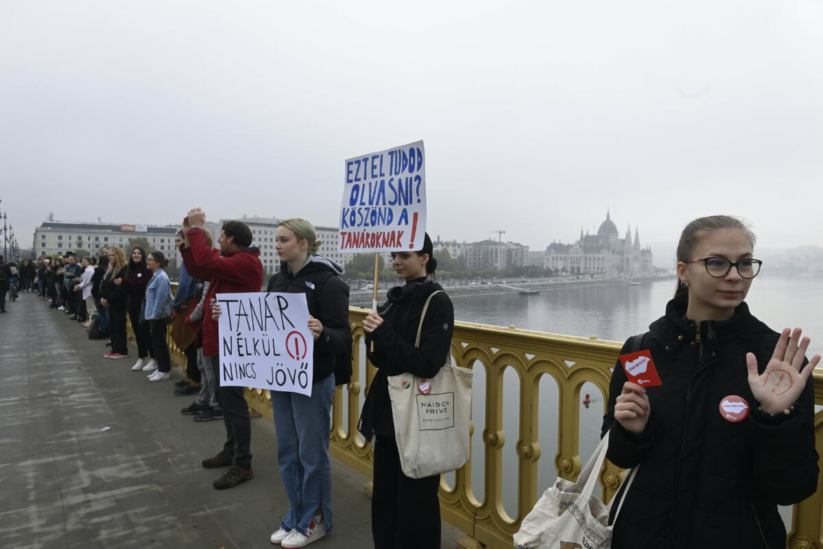 Diákok az élőláncos tiltakozásukon a Margit hídon 2022. október 27-én.