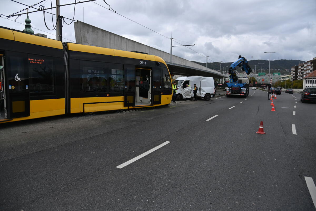 Kisiklott 1-es villamos és összeroncsolódott kisteherautó az Árpád híd budai oldalán, ahol a két jármű összeütközött 2022. október 4-én.