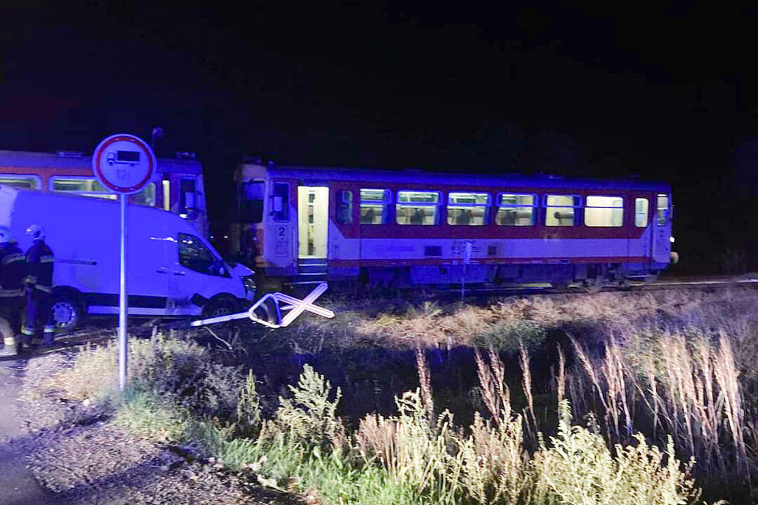 Újabb vasúti baleset, ezúttal Tállya és Abaújszántó között ütközött autó személyvonattal