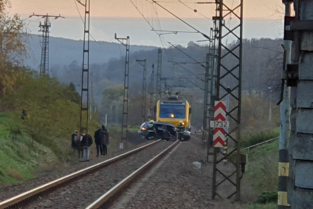 Vonatbaleset Sásdnál: a tűzoltók három embert szabadítottak ki a sínekre hajtott autóból
