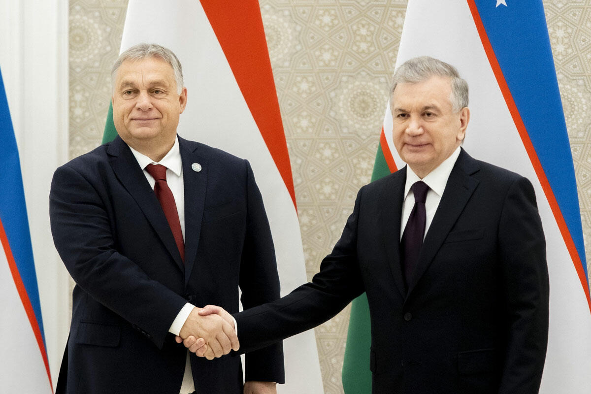 Savkat Mirzijojev üzbég elnök (j) fogadja Orbán Viktor miniszterelnököt Szamarkandban 2022. november 10-én.