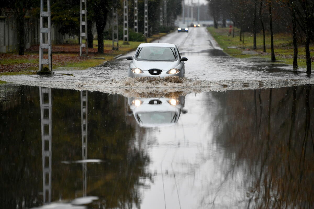 Egy jármű halad az összegyűlt csapadékvízben a Benczúr Gyula utcán Debrecenben 2022. december 11-én.