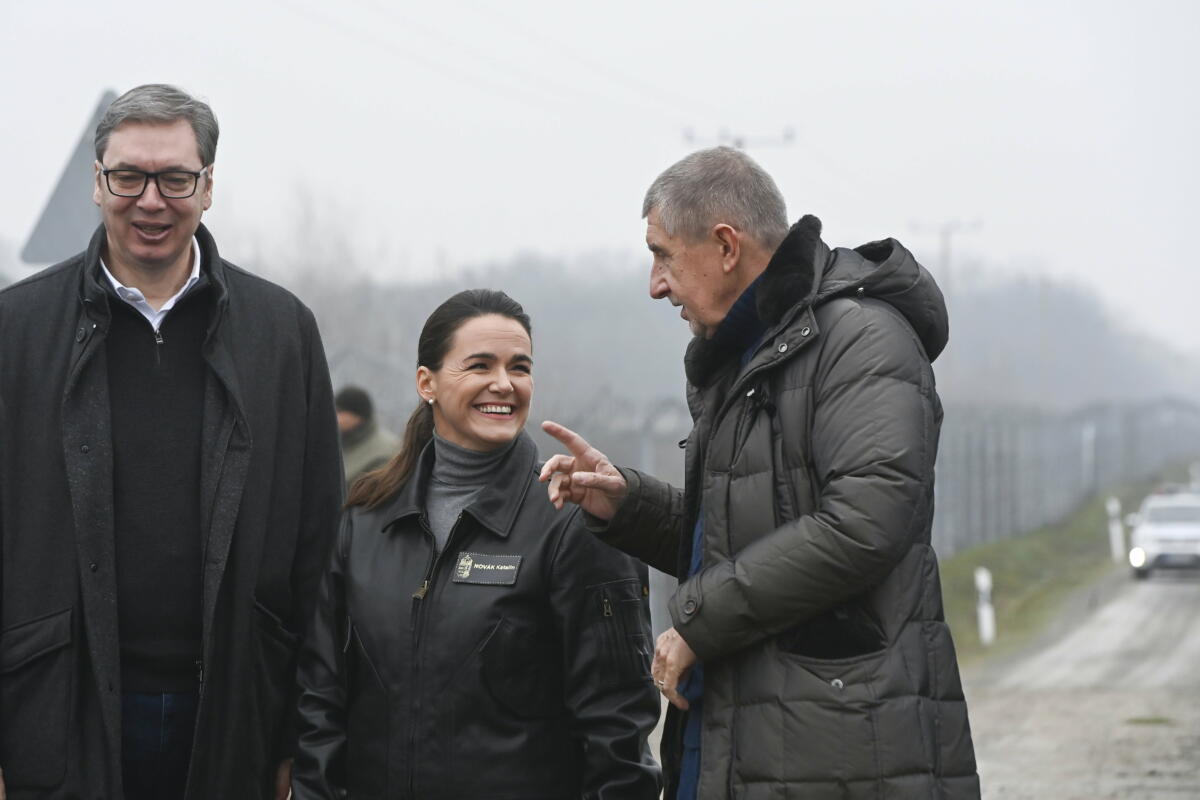 Novák Katalin köztársasági elnök, valamint Aleksandar Vucic szerb elnök (b) és a cseh elnökválasztáson induló Andrej Babis korábbi cseh miniszterelnök a közös határlátogatásukat követően tartott sajtótájékoztatóra érkezik a déli határzárnál, Kelebián 2022. december 15-én.