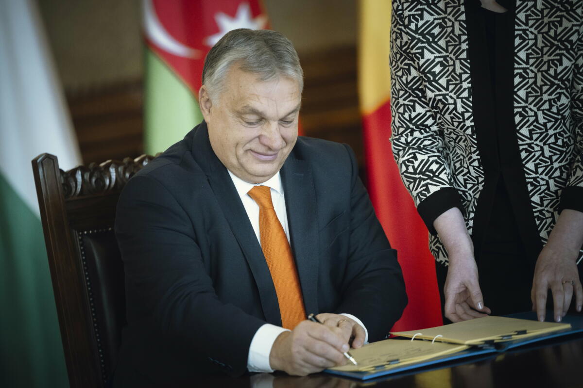 Orbán Viktor miniszterelnök aláírja az Azerbajdzsánból Georgián és Románián keresztül Magyarországra áramot szállító villamosenergia-hálózatról szóló szerződést Bukarestben, a Cotroceni-palotában 2022. december 17-én.